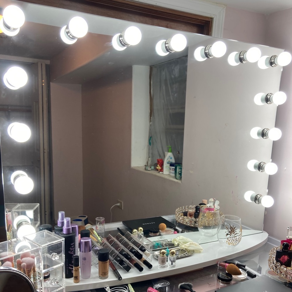 Vanity mirror station. PICK UP ONLY!